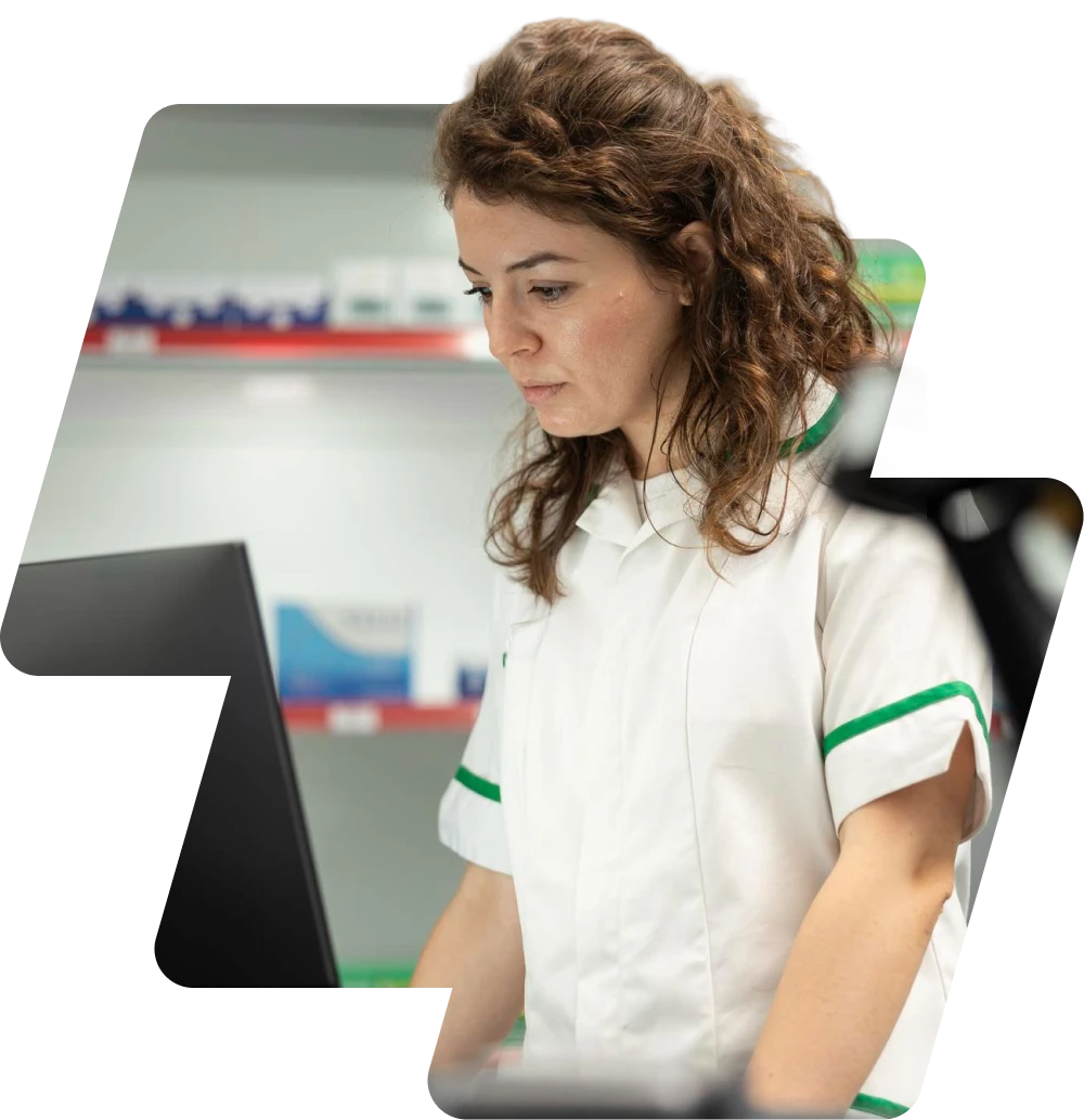 Apothekersassistent achter de balie