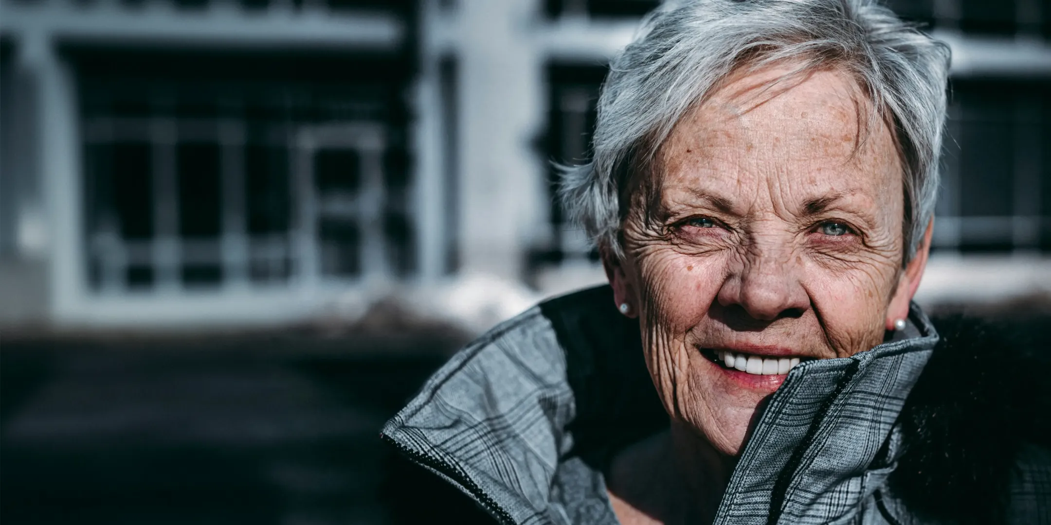 Lachende oudere vrouw, beeld bij de case Begrip op Dementie