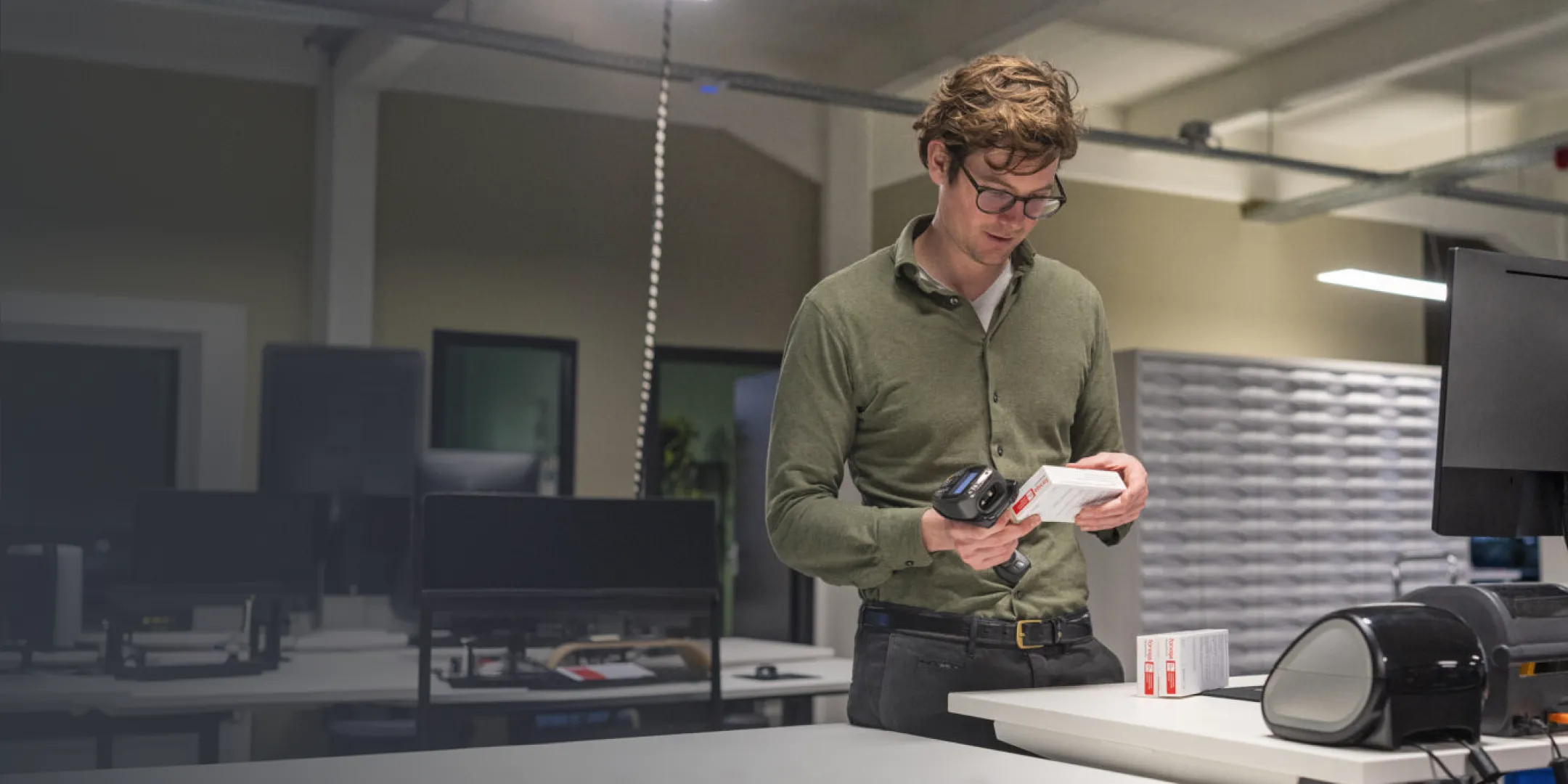 Medewerker van MedApp controleert een medicijnverpakking in het magazijn