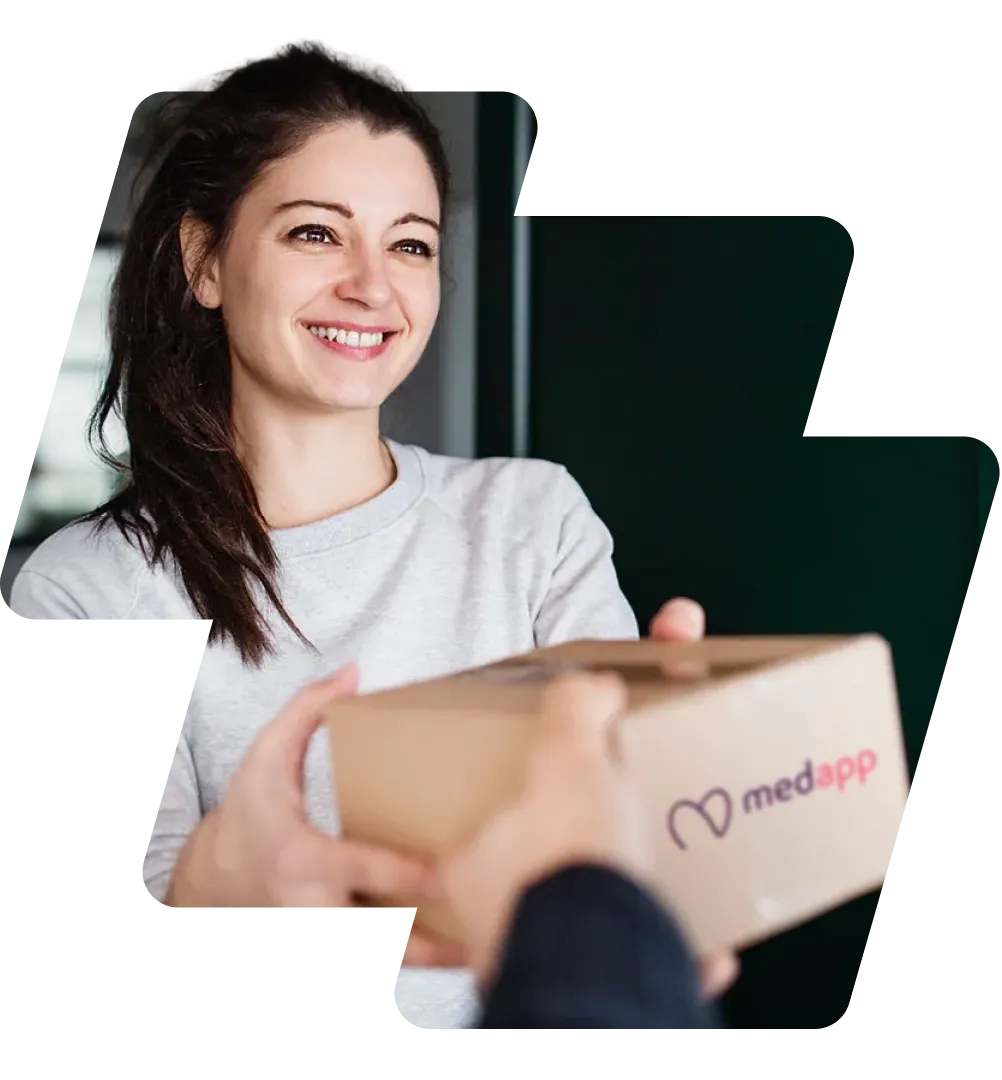 Medewerker van MedApp overhandigt een pakket met medicijnen