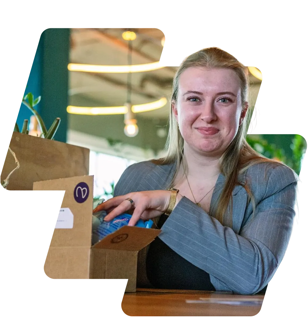 Medewerker van MedApp pakt een bestelling in