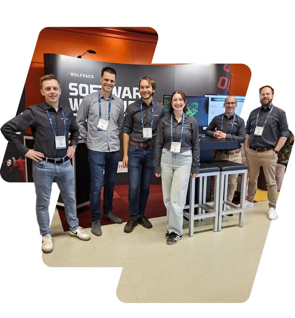Wolfpack-team op de stand van een softwarebeurs