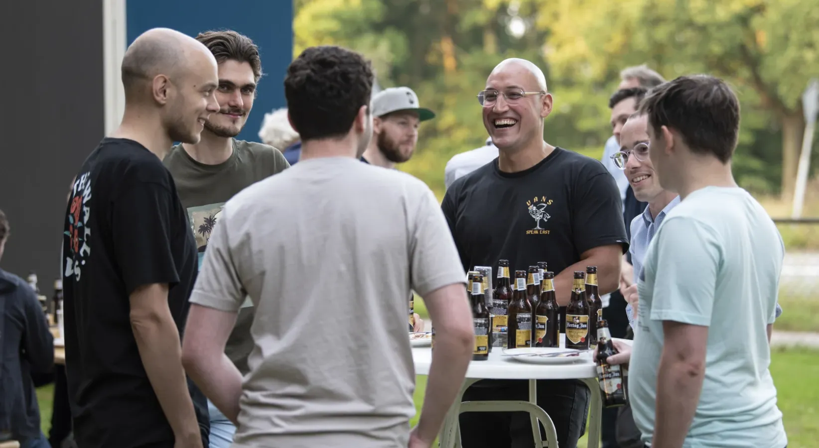 Wolfpack-collega’s in gesprek tijdens een borrel buiten