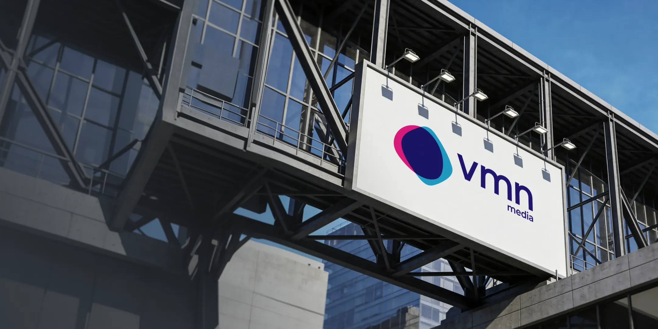 VMN Media-logo op de gevel boven een evenementenhal